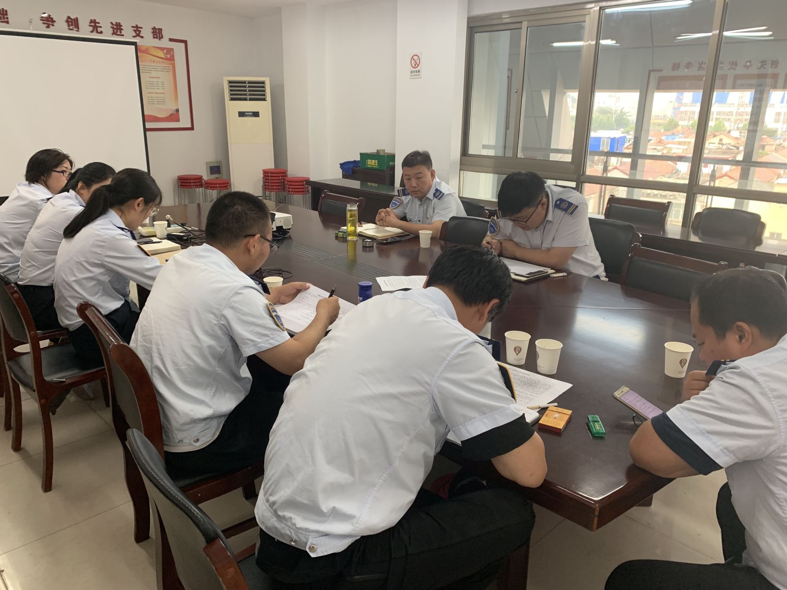 公交集團快速公交事業(yè)部召開服務(wù)投訴會