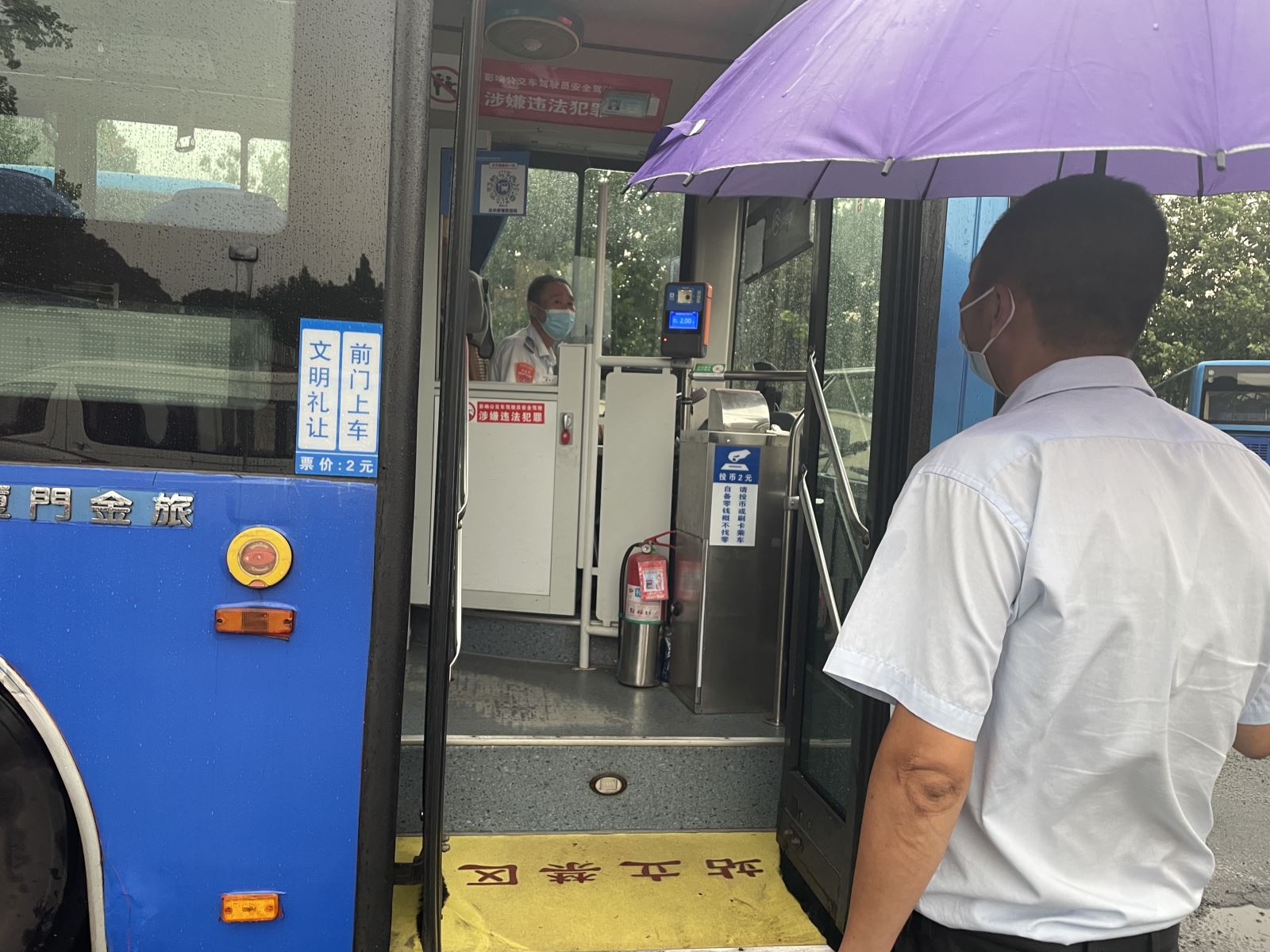 公交事業(yè)二部持續(xù)應(yīng)對(duì)強(qiáng)對(duì)流惡劣天氣