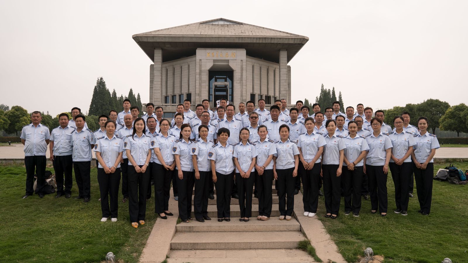 公交集團(tuán)組織開展黨員干部到周恩來(lái)紀(jì)念館參觀學(xué)習(xí)活動(dòng)