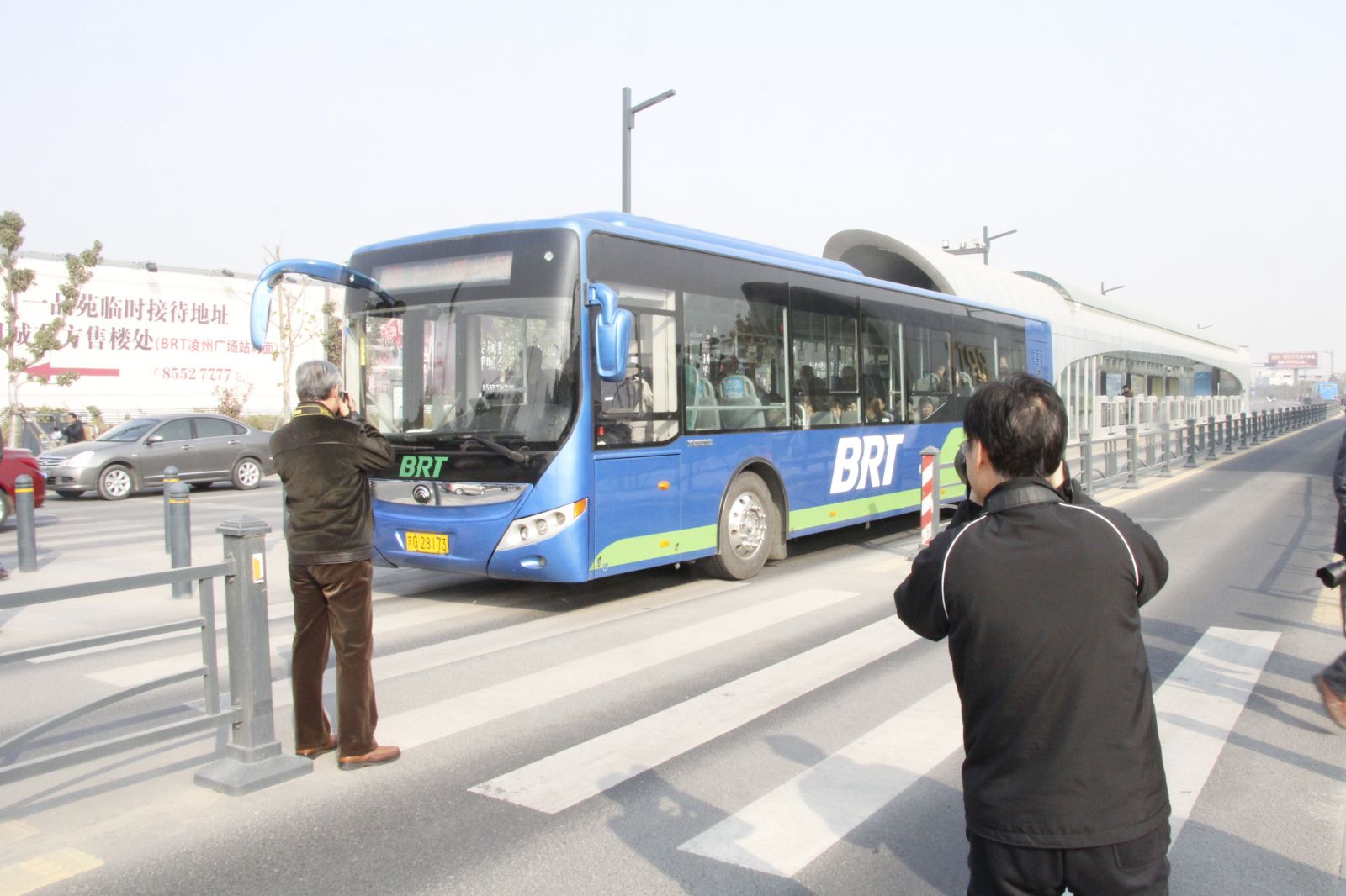 “逐夢港城看發(fā)展”攝影組走進海通公交