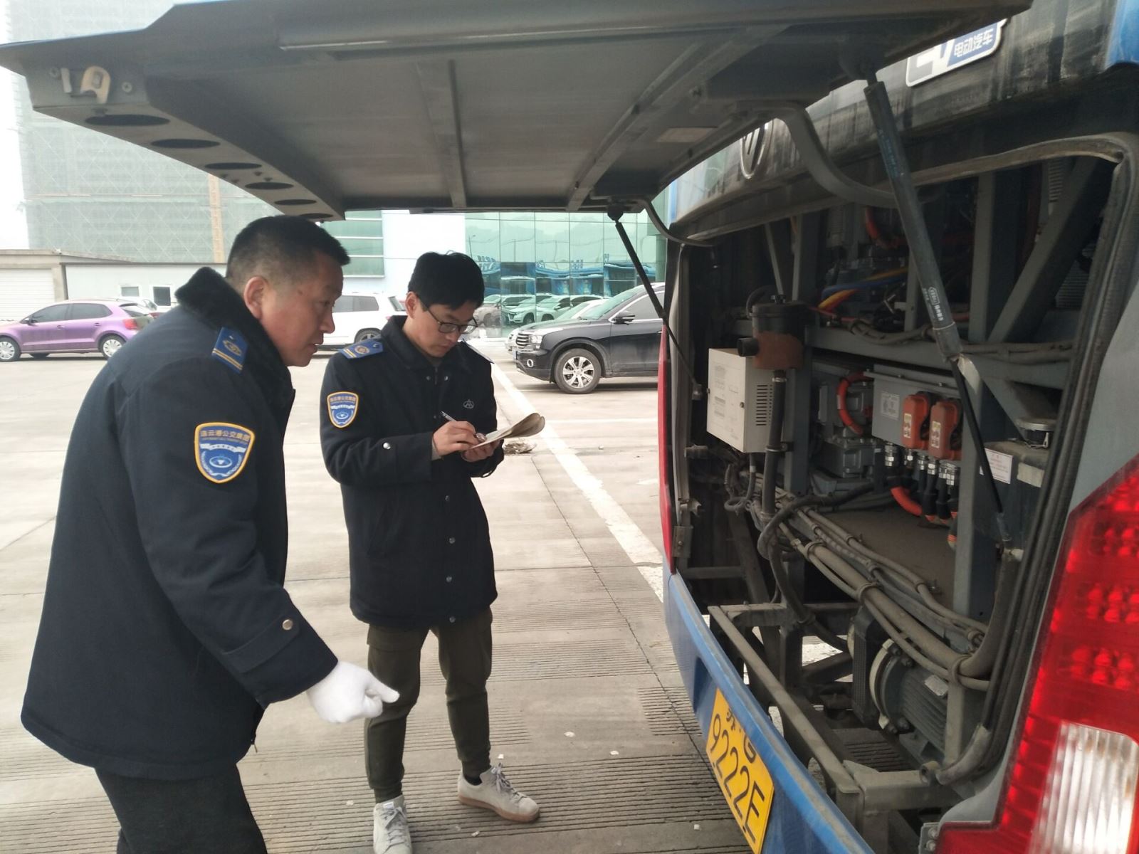 公交集團(tuán)開(kāi)展所屬運(yùn)營(yíng)車(chē)輛機(jī)務(wù)檢查