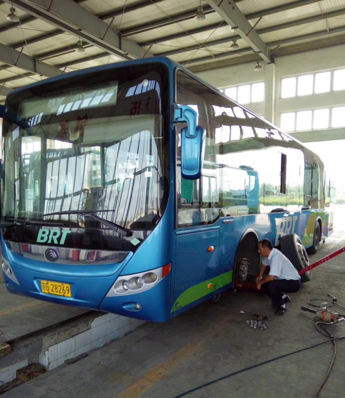 公交快速公司開展天然氣車輛二級(jí)維護(hù)工作