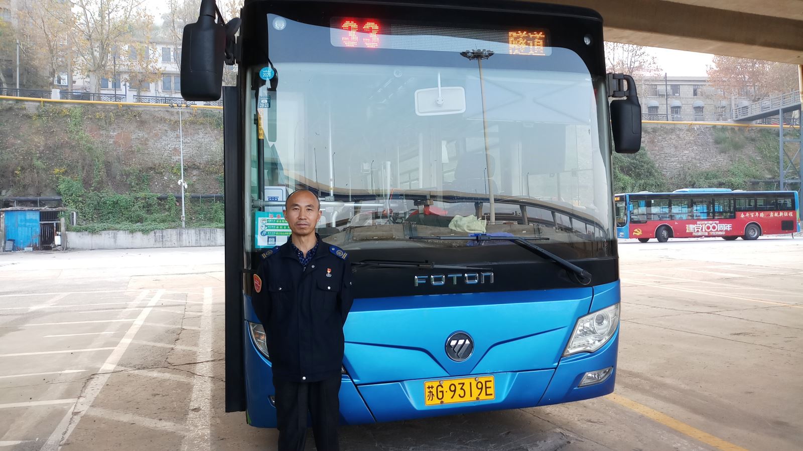 公交集團(tuán)公交事業(yè)二部33路駕駛員王永軍及時歸還乘客丟失的手機(jī)