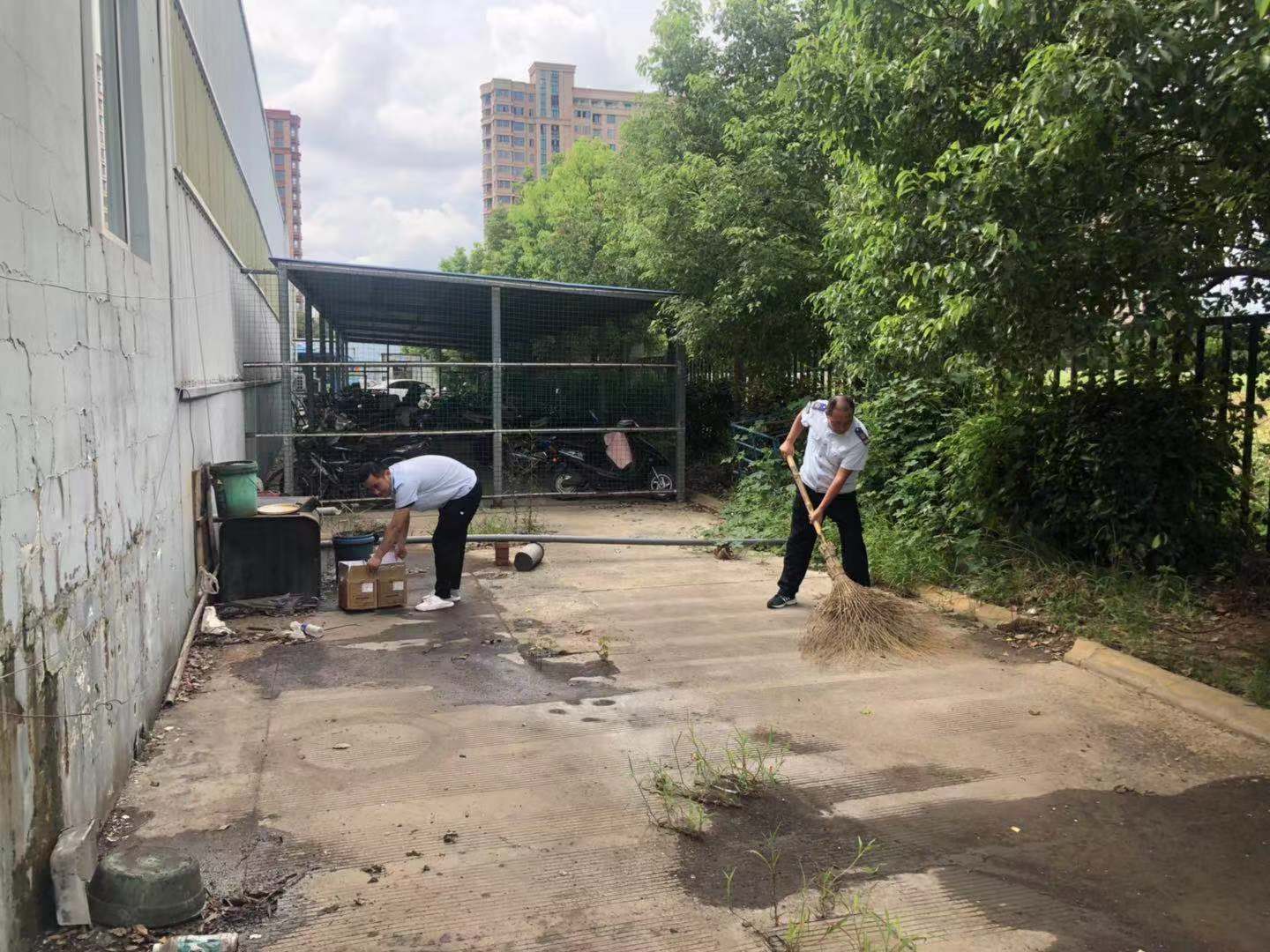 公交集團(tuán)快速公交事業(yè)部西城分公司清掃場(chǎng)站助力創(chuàng)文工作開(kāi)展