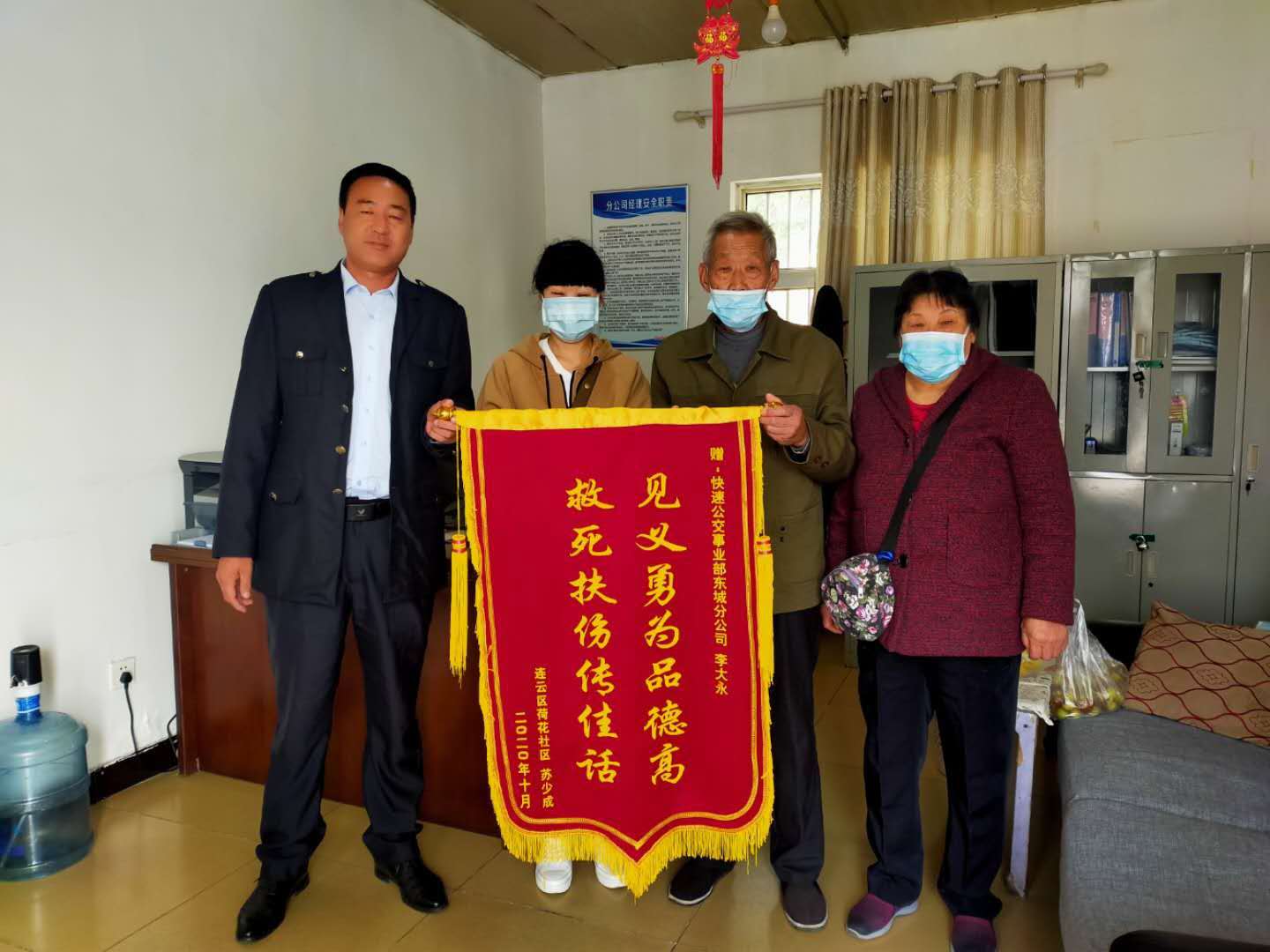 車(chē)廂內(nèi)乘客暈倒 快速公交駕駛員暖心救助