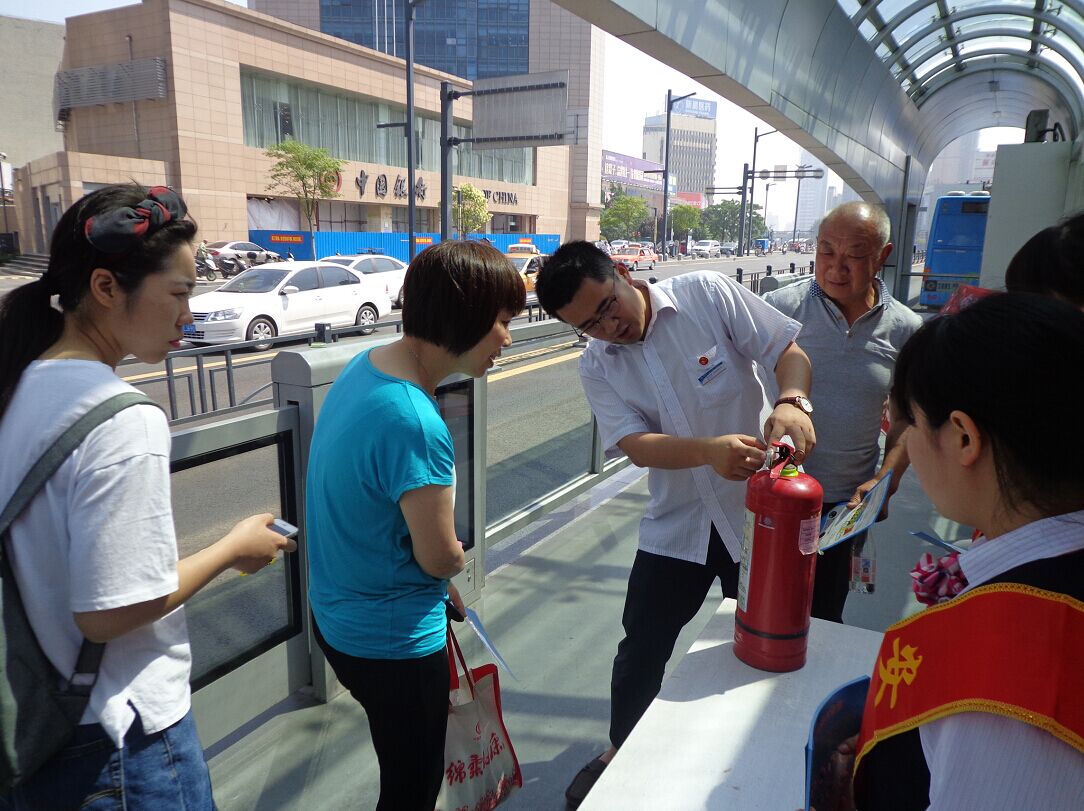 公交快速公司圓滿完成“安全咨詢?nèi)铡被顒?dòng)