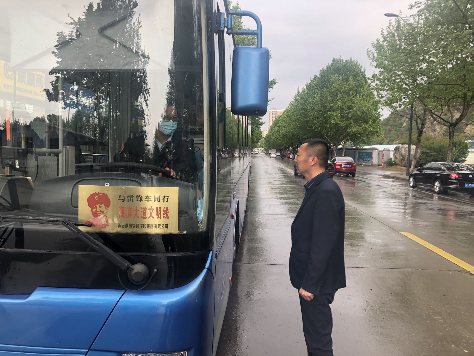 公交集團公交事業(yè)二部積極應(yīng)對暴雨冰雹惡劣天氣