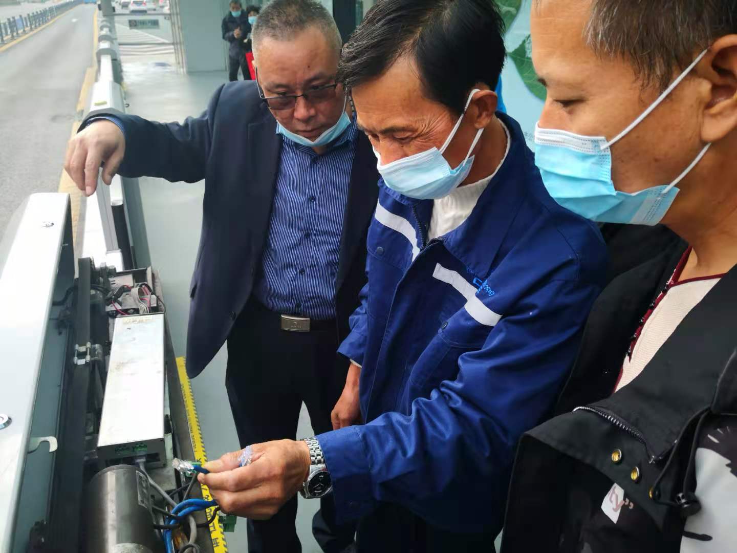 快速公交事業(yè)部對站臺進行維護保障乘客安全出行