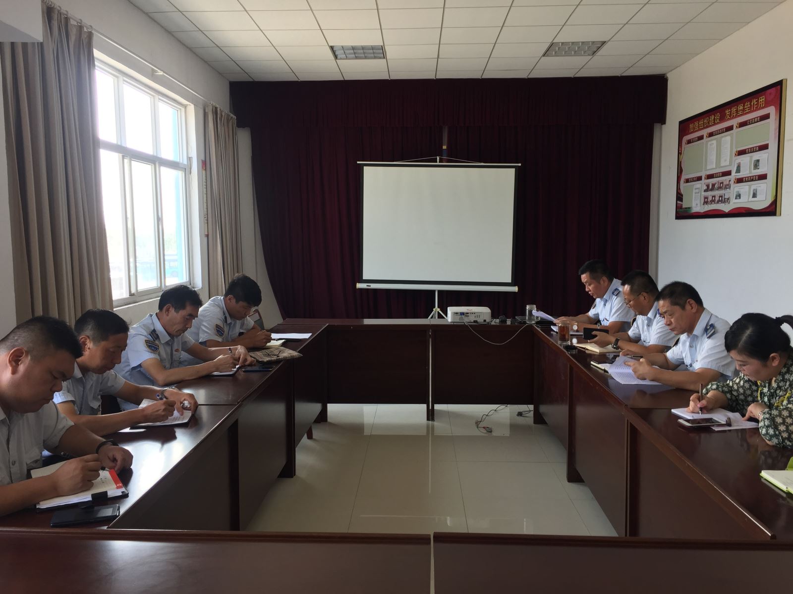 公交集團(tuán)機(jī)務(wù)技術(shù)事業(yè)部開展“防風(fēng)險 保安全 迎大慶”工作部署會