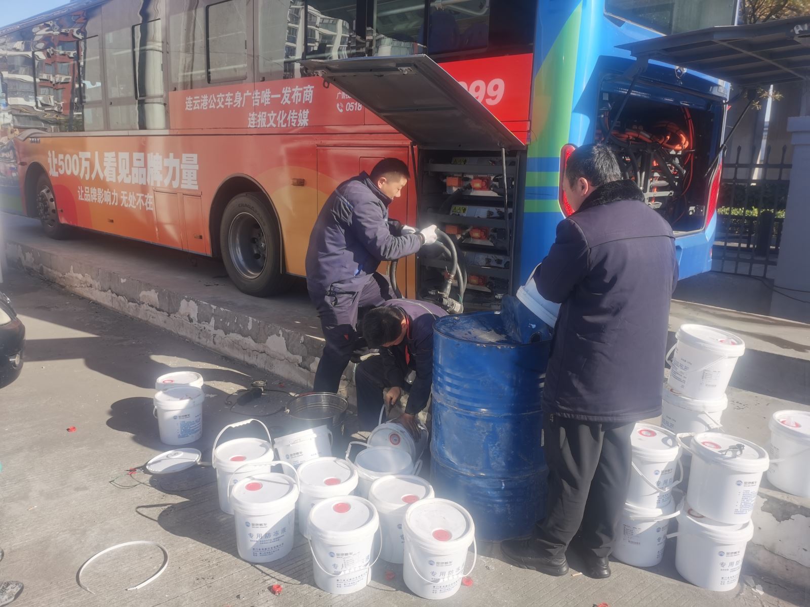 公交集團(tuán)公交事業(yè)二部開展車輛過(guò)冬準(zhǔn)備工作