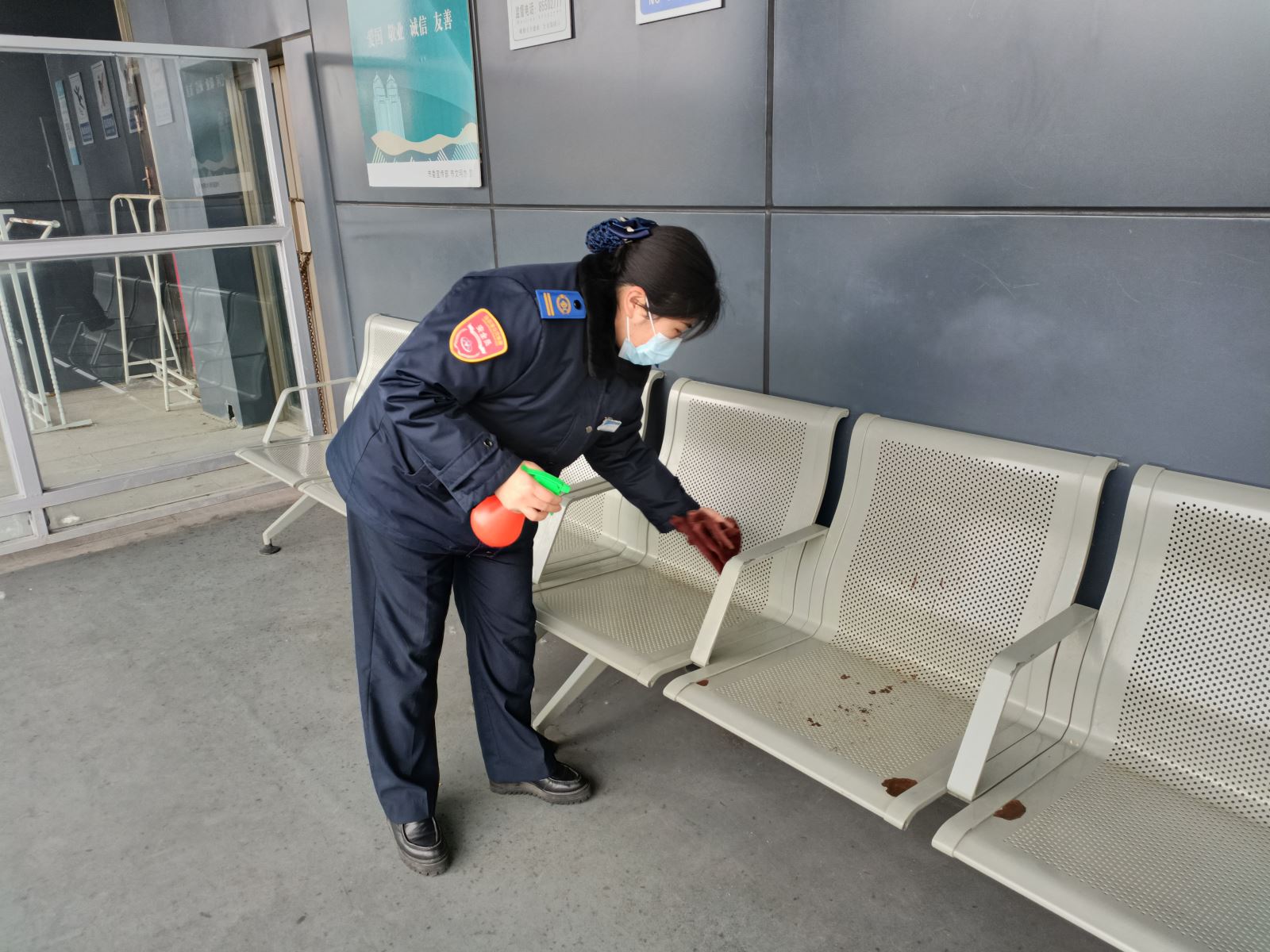 快速公交事業(yè)部站務員接力幫助乘客找到丟失的物品獲感謝