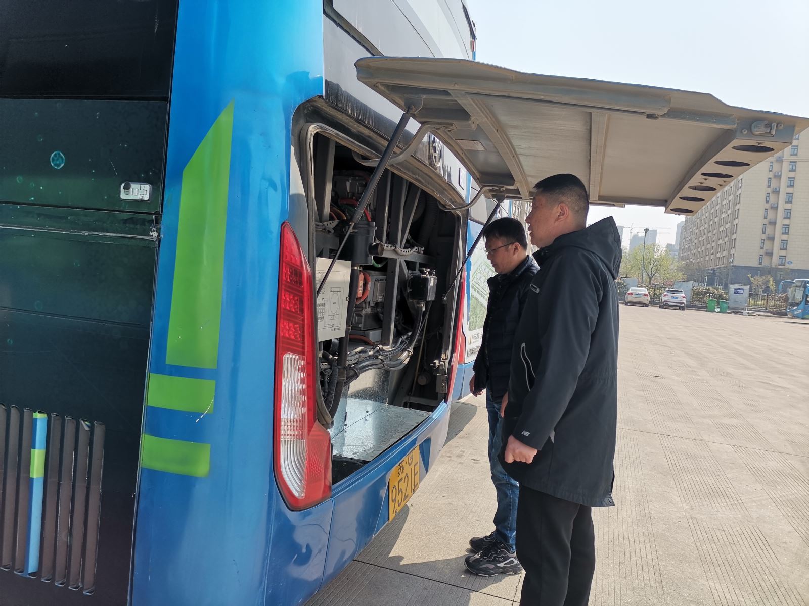 經(jīng)營發(fā)展事業(yè)部開展電動(dòng)車電池倉柳絮清理工作