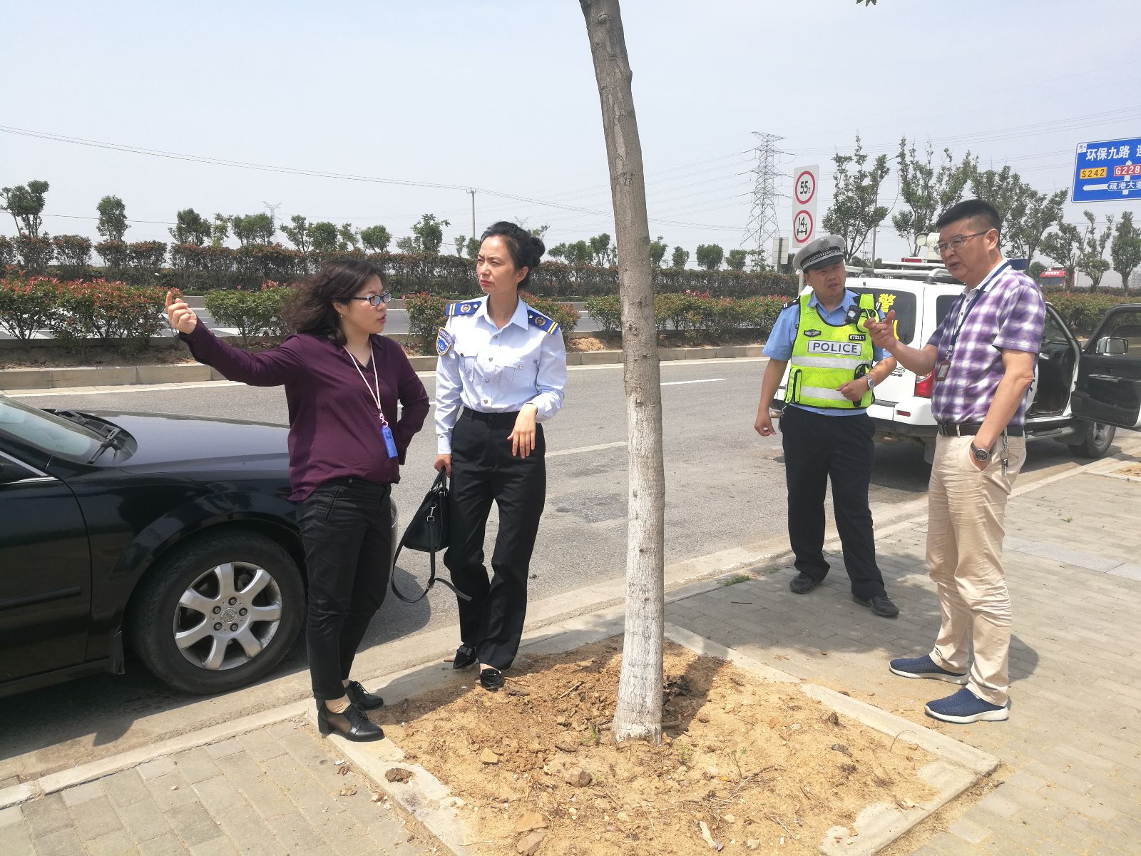 公交集團佳連公司現場勘察徐圩新區(qū)公交通行道路情況