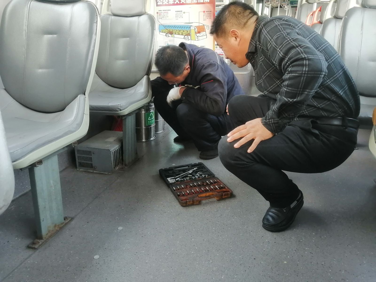 公交集團(tuán)快速公交事業(yè)部開展車輛暖風(fēng)系統(tǒng)專項(xiàng)檢查工作