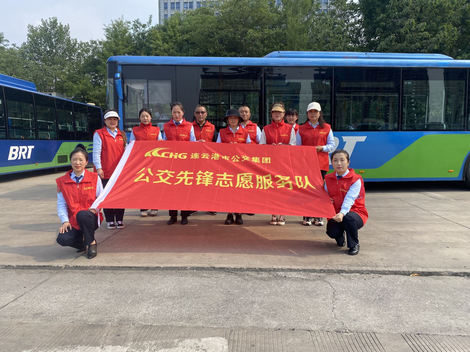 快速公交事業(yè)部開展“除草助創(chuàng)文， 行動(dòng)亮初心”黨員志愿活動(dòng)