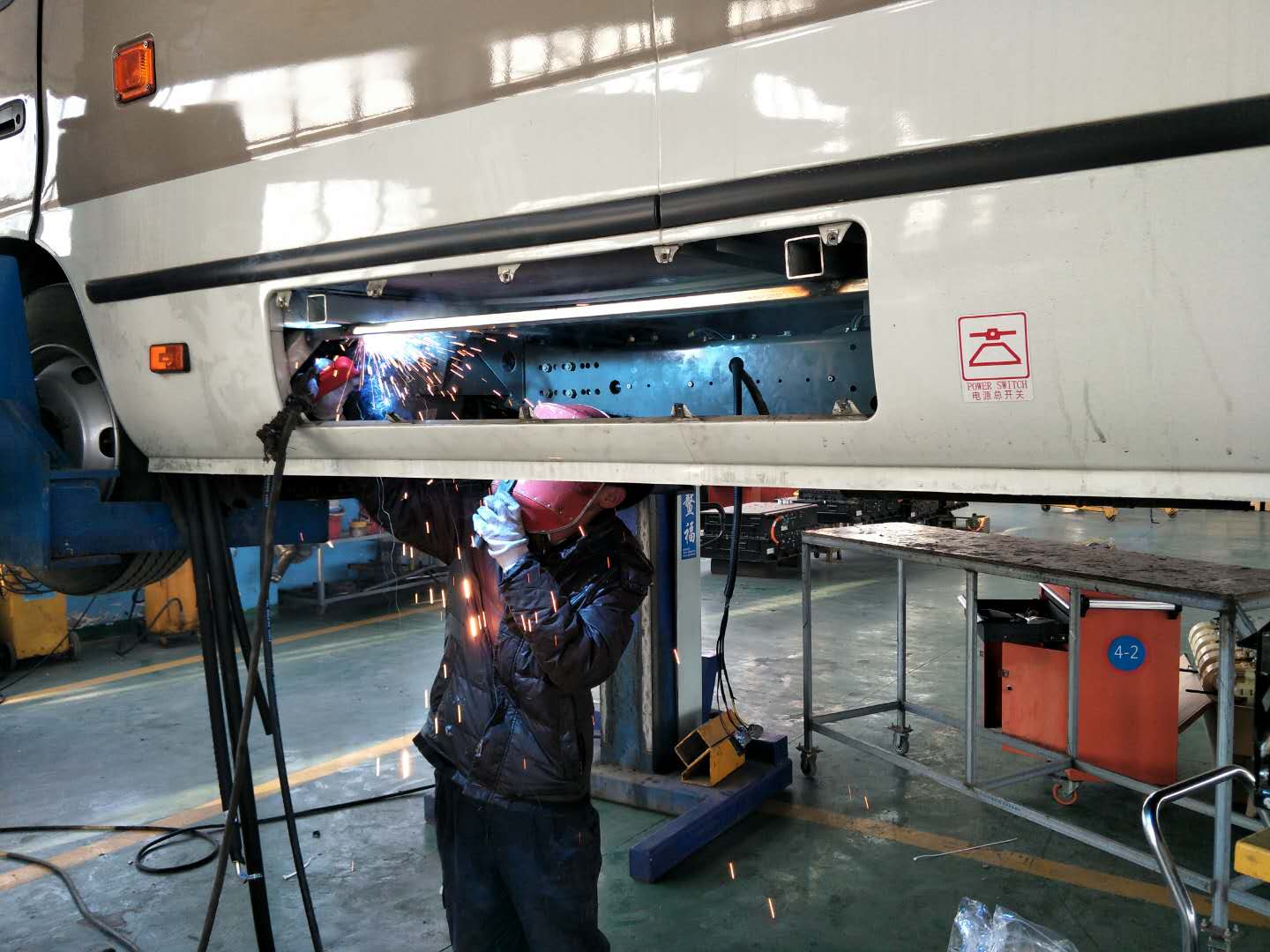 公交集團機務(wù)技術(shù)事業(yè)部做好花果山風景區(qū)車輛空調(diào)改裝工作