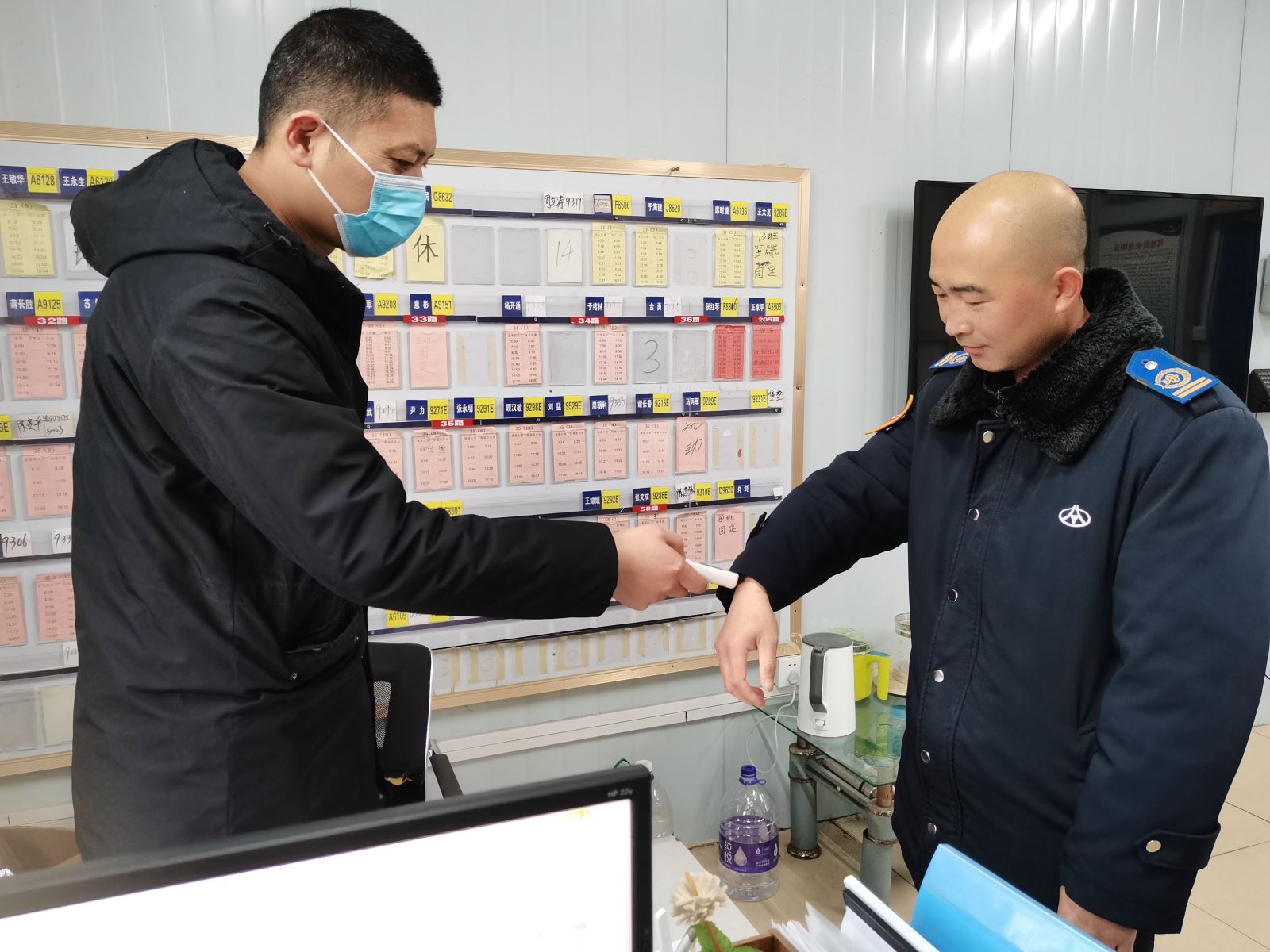 公交集團(tuán)公交事業(yè)二部持續(xù)開(kāi)展春運(yùn)期間駕駛員崗前溫度酒精、血壓測(cè)試工作