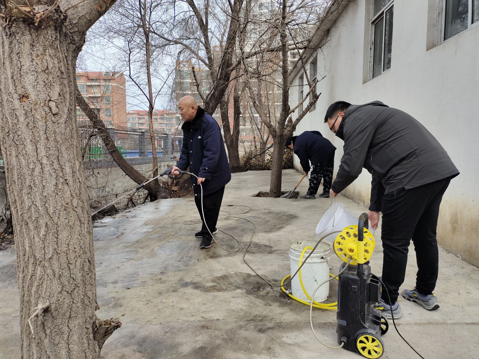 公交集團(tuán)公交事業(yè)二部開展場(chǎng)站衛(wèi)生大掃除活動(dòng)