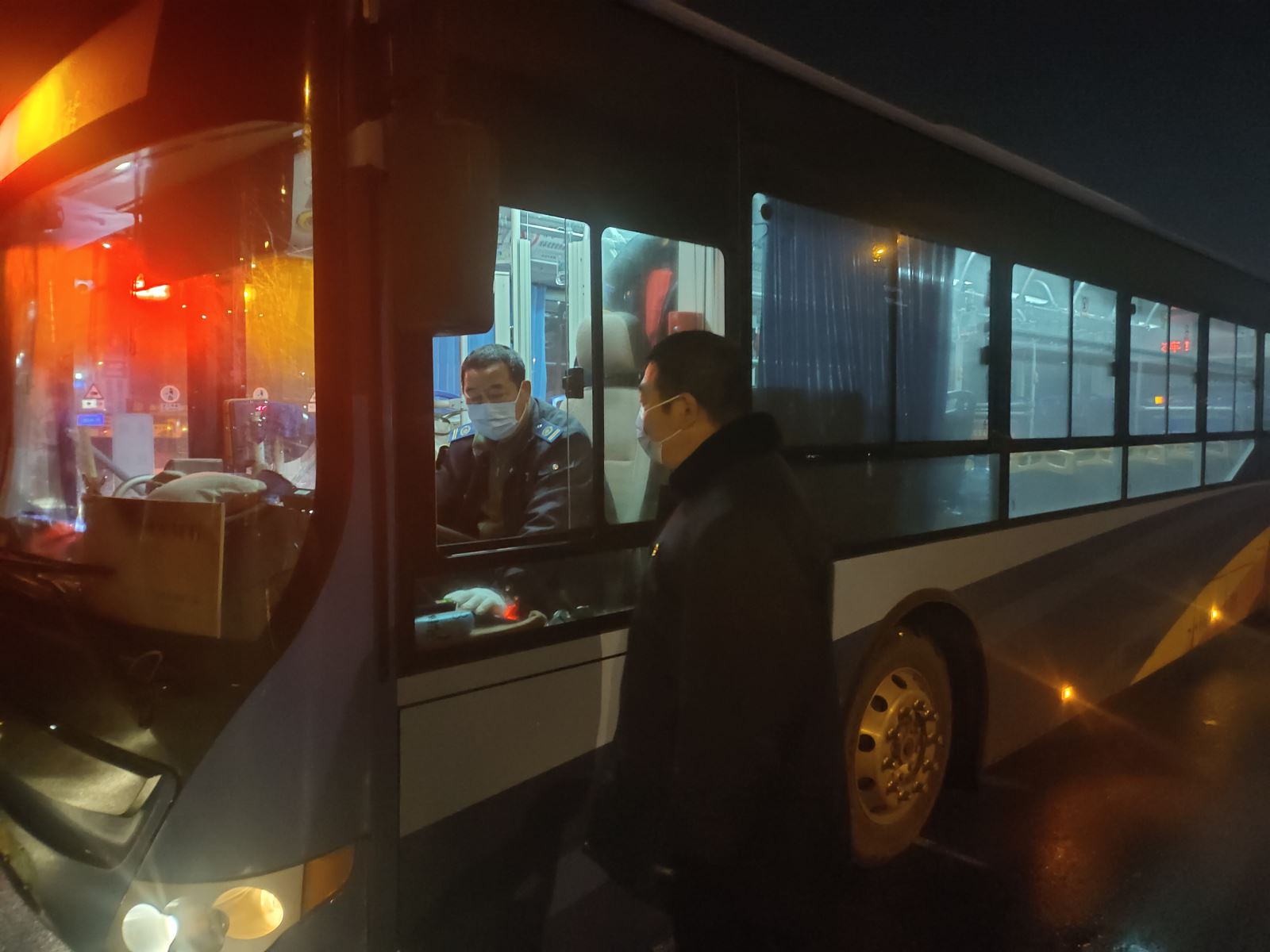 公交集團公交事業(yè)二部持續(xù)做好冰凍低溫惡劣天氣安全交代工作