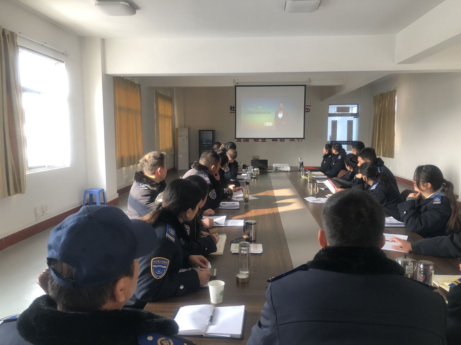 公交集團事業(yè)一部、二部組織觀看專題片《誕生地》