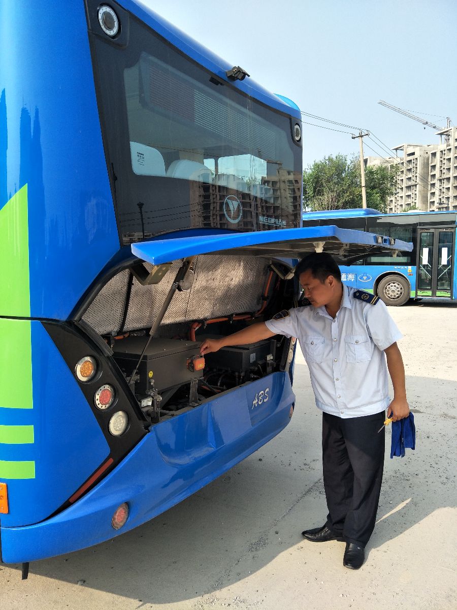 勞模風(fēng)采：默默勞作的公交人