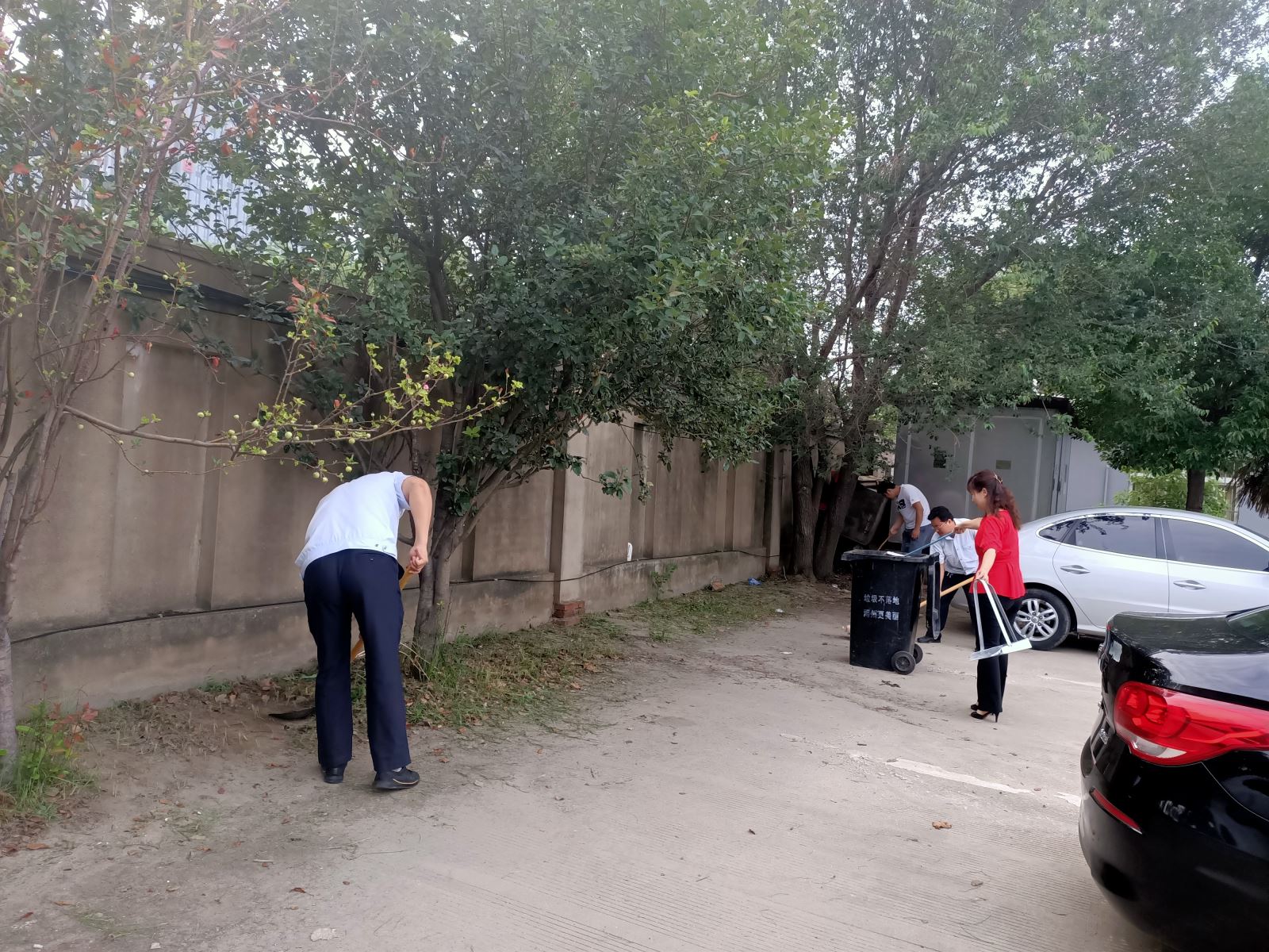 公交集團(tuán)經(jīng)營(yíng)發(fā)展事業(yè)部開展公交場(chǎng)站衛(wèi)生清潔大行動(dòng) 助力創(chuàng)文工作