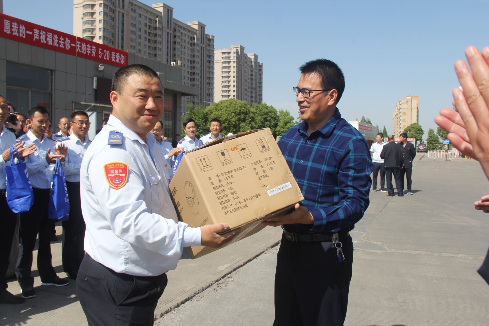 送祝福 顯真情 公交集團開展“520公交司機關(guān)愛日”慰問活動