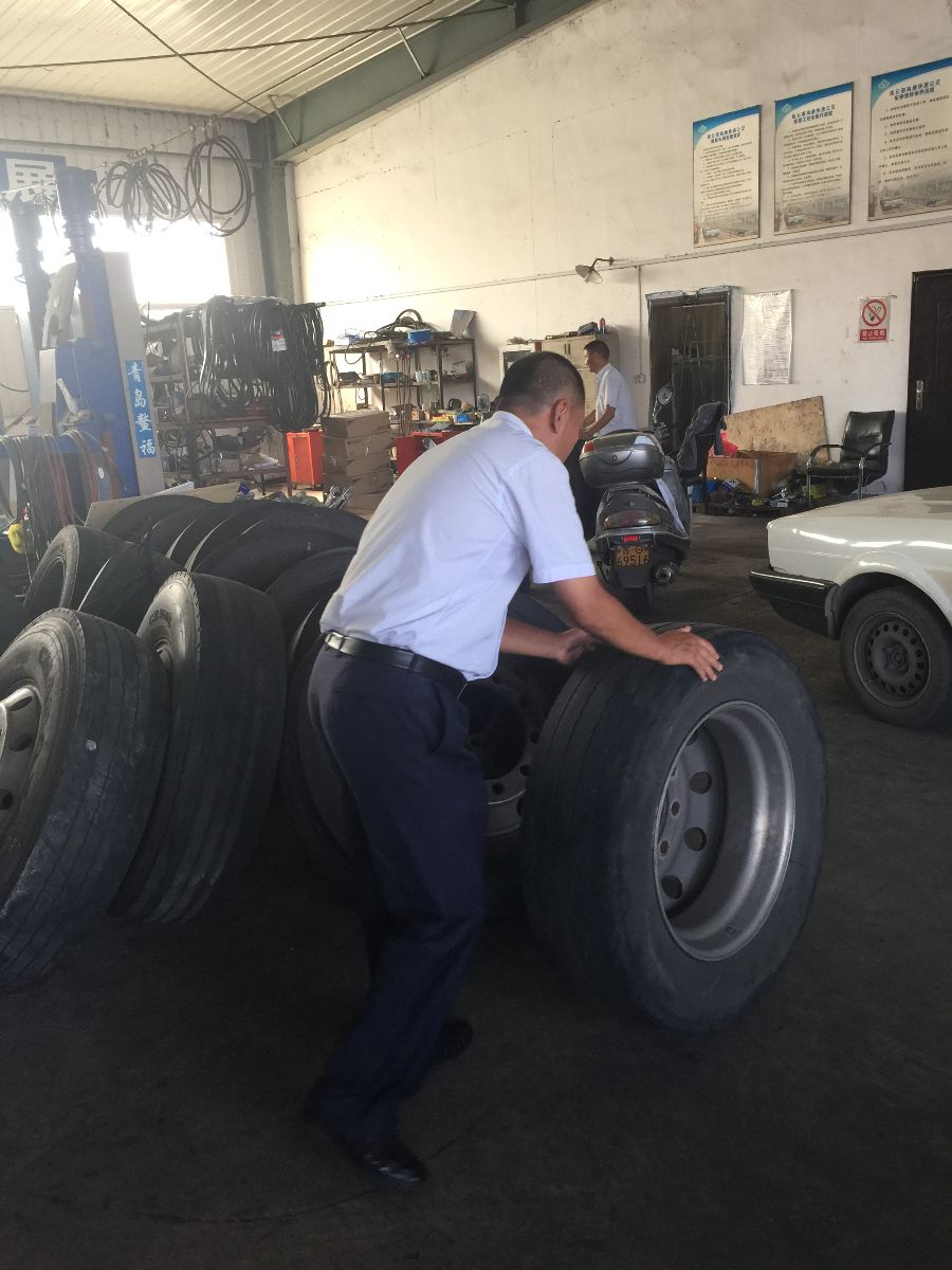 快速公交公司開(kāi)展機(jī)修車(chē)間衛(wèi)生清理工作