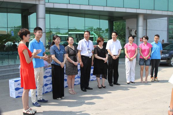 市廣電總臺和愛心企業(yè)慰問海通公交公司一線員工