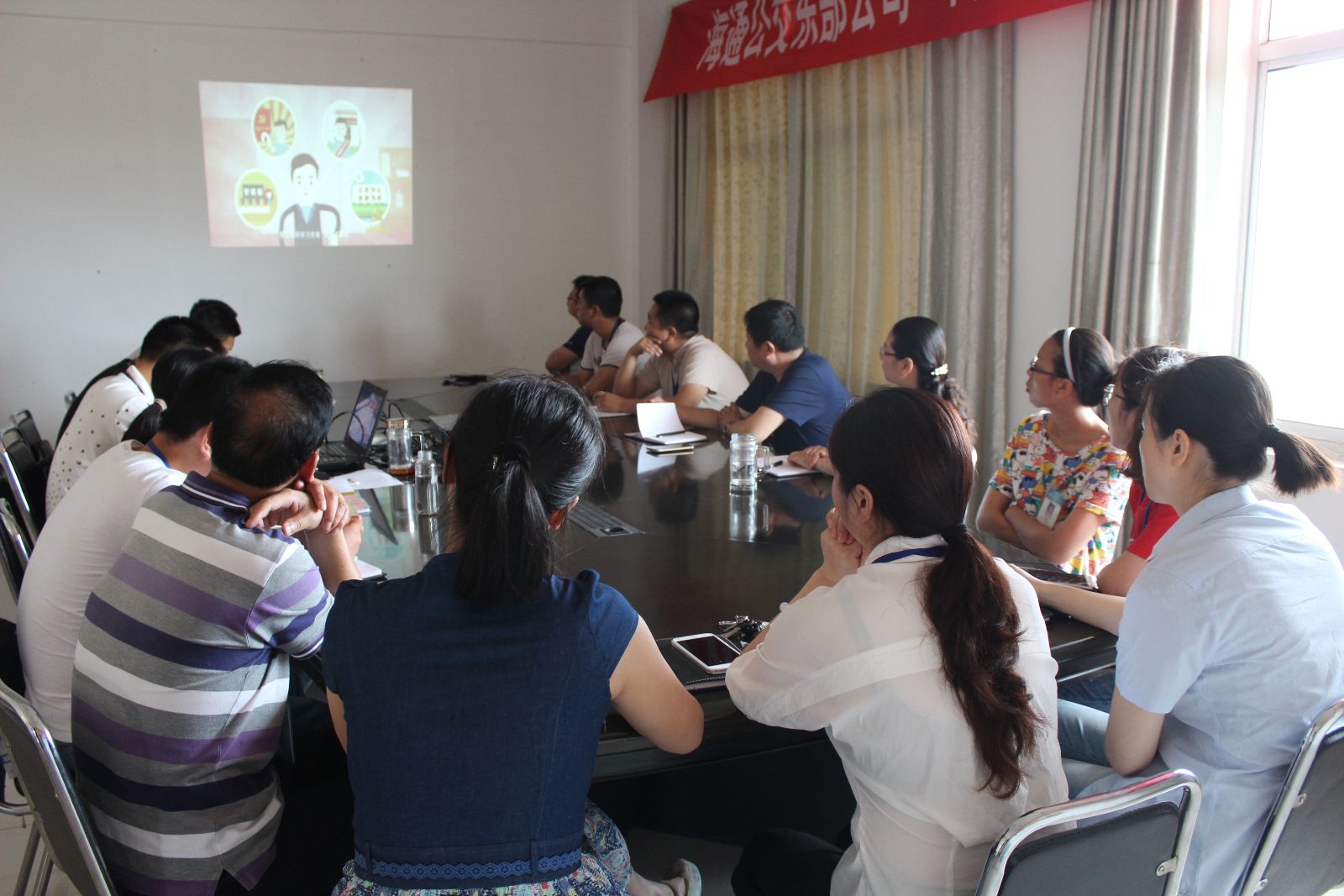 公交東部公司積極組織觀看專題片《黨章知識選粹》和《兩個人的海島》