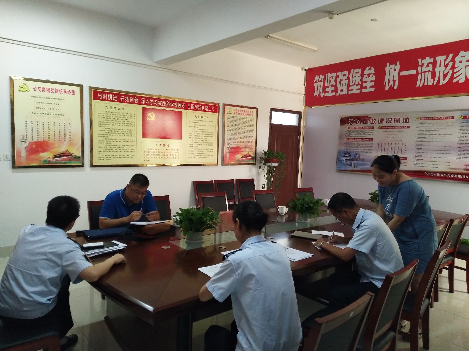 國(guó)家統(tǒng)計(jì)局連云港調(diào)查隊(duì)對(duì)公交集團(tuán)進(jìn)行統(tǒng)計(jì)執(zhí)法檢查