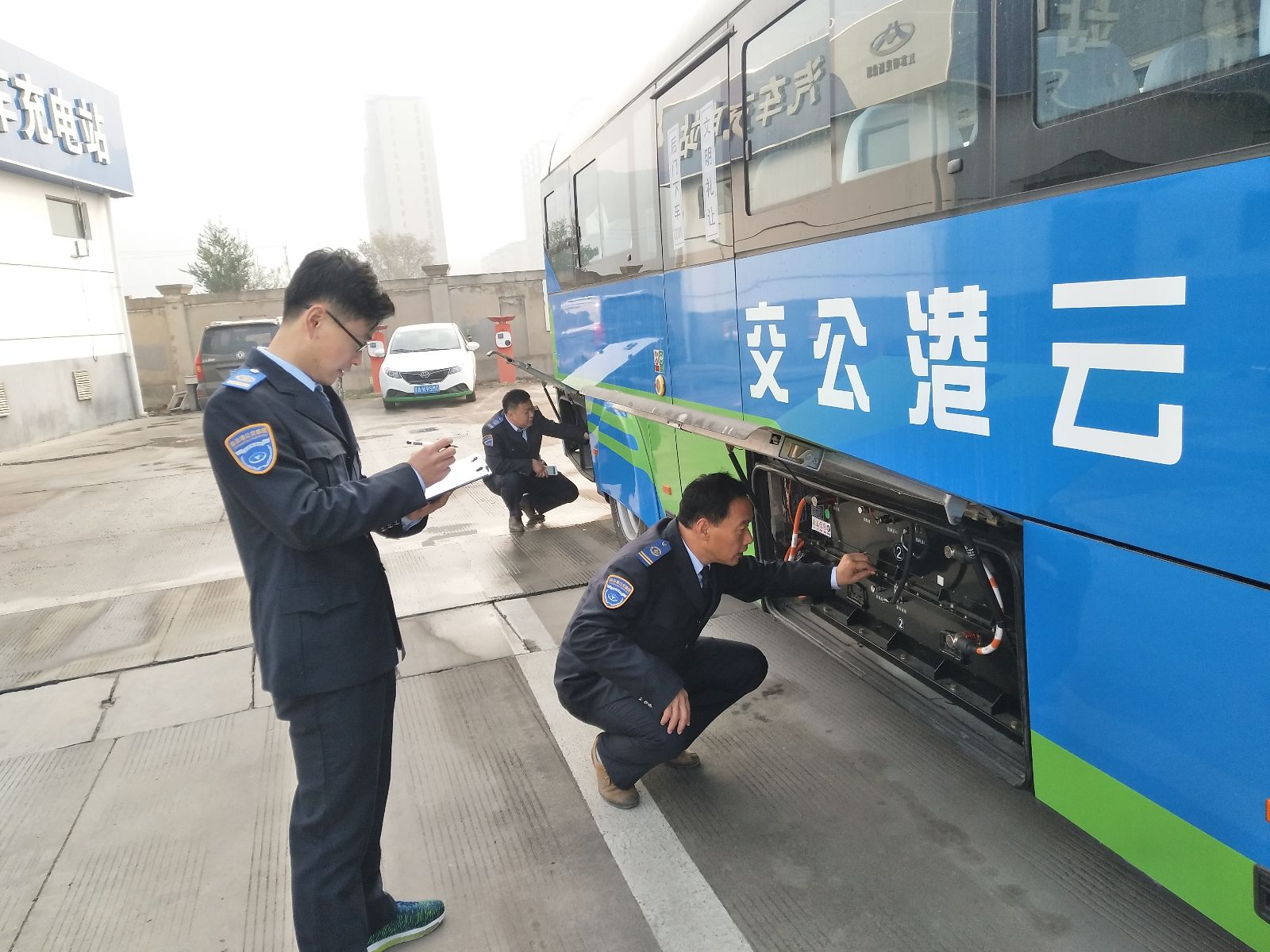 公交集團(tuán)開展純電動車輛安全專項(xiàng)檢查