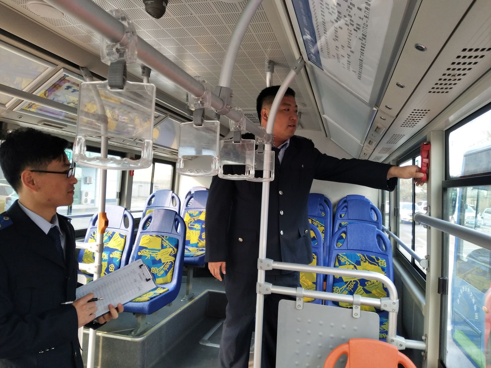 公交集團(tuán)機(jī)務(wù)技術(shù)部開(kāi)展車輛技術(shù)狀況檢查工作