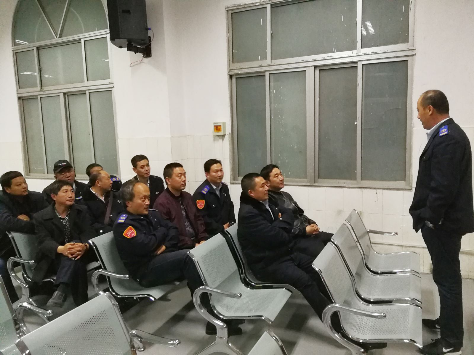 公交集團(tuán)海通公交公司召開安全合格班組專項(xiàng)會(huì)議