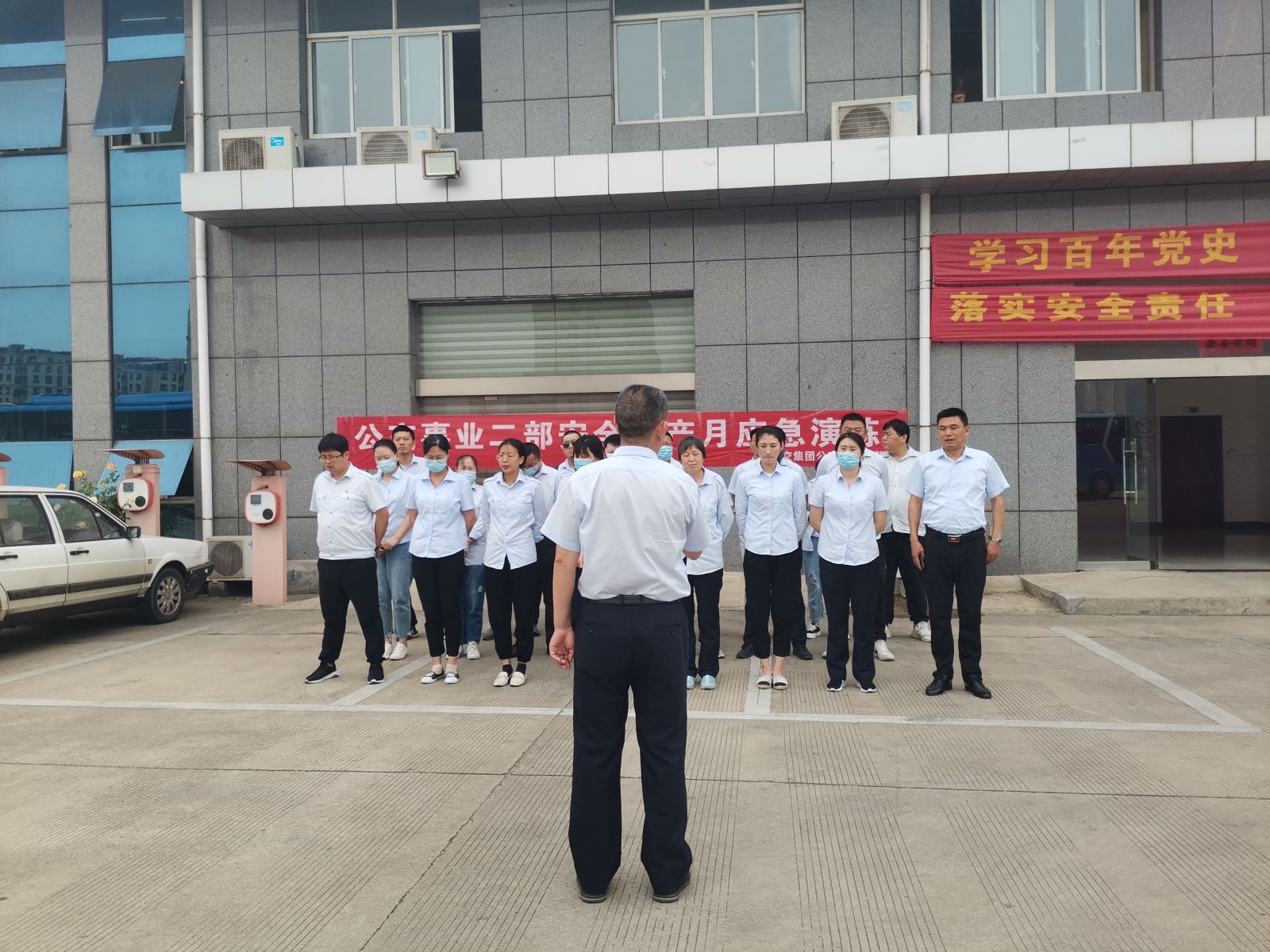 公交集團(tuán)公交事業(yè)二部認(rèn)真開展消防安全疏散演練活動