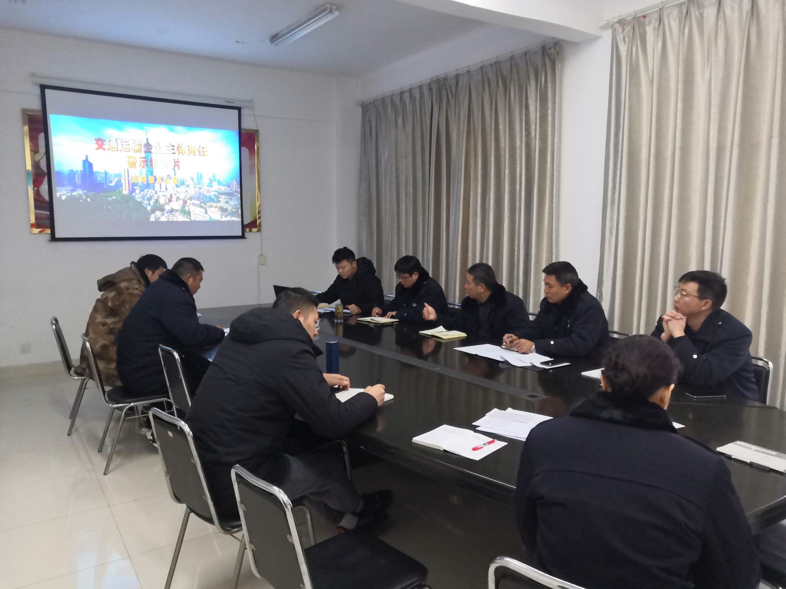 公交集團公交事業(yè)二部組織觀看交通運輸企業(yè)安全生產主體責任警示教育片