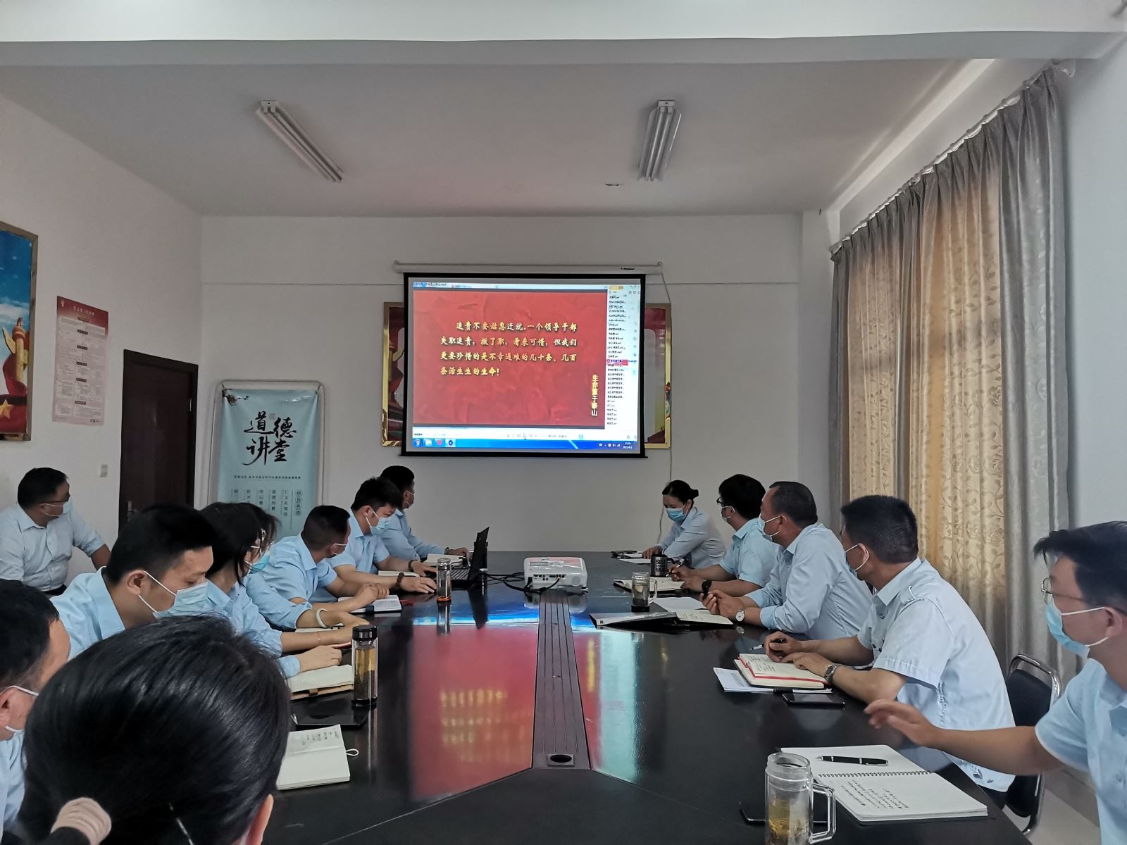 公交集團公交事業(yè)二部組織觀看學習《生命重于泰山》專題片