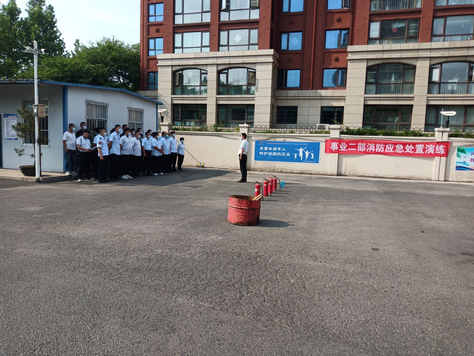 公交事業(yè)二部一分公司組織開(kāi)展停車場(chǎng)車輛自燃消防安全演練