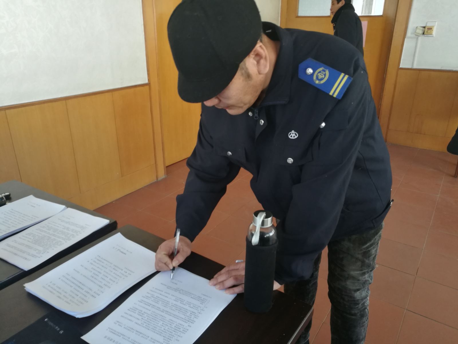 公交集團經(jīng)營發(fā)展事業(yè)部組織駕駛員簽訂2019年安全行車責任書