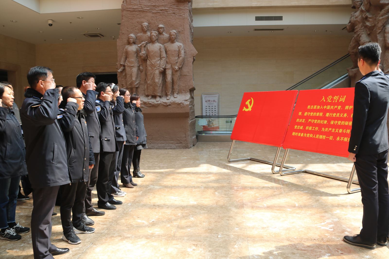 公交集團(tuán)機(jī)關(guān)總支開(kāi)展“緬懷先烈憶初心、傳承精神勇?lián)?dāng)”主題黨日活動(dòng)