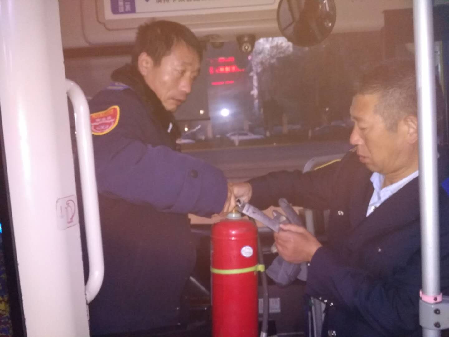 公交集團(tuán)快速公司做好車(chē)輛換季維護(hù)工作