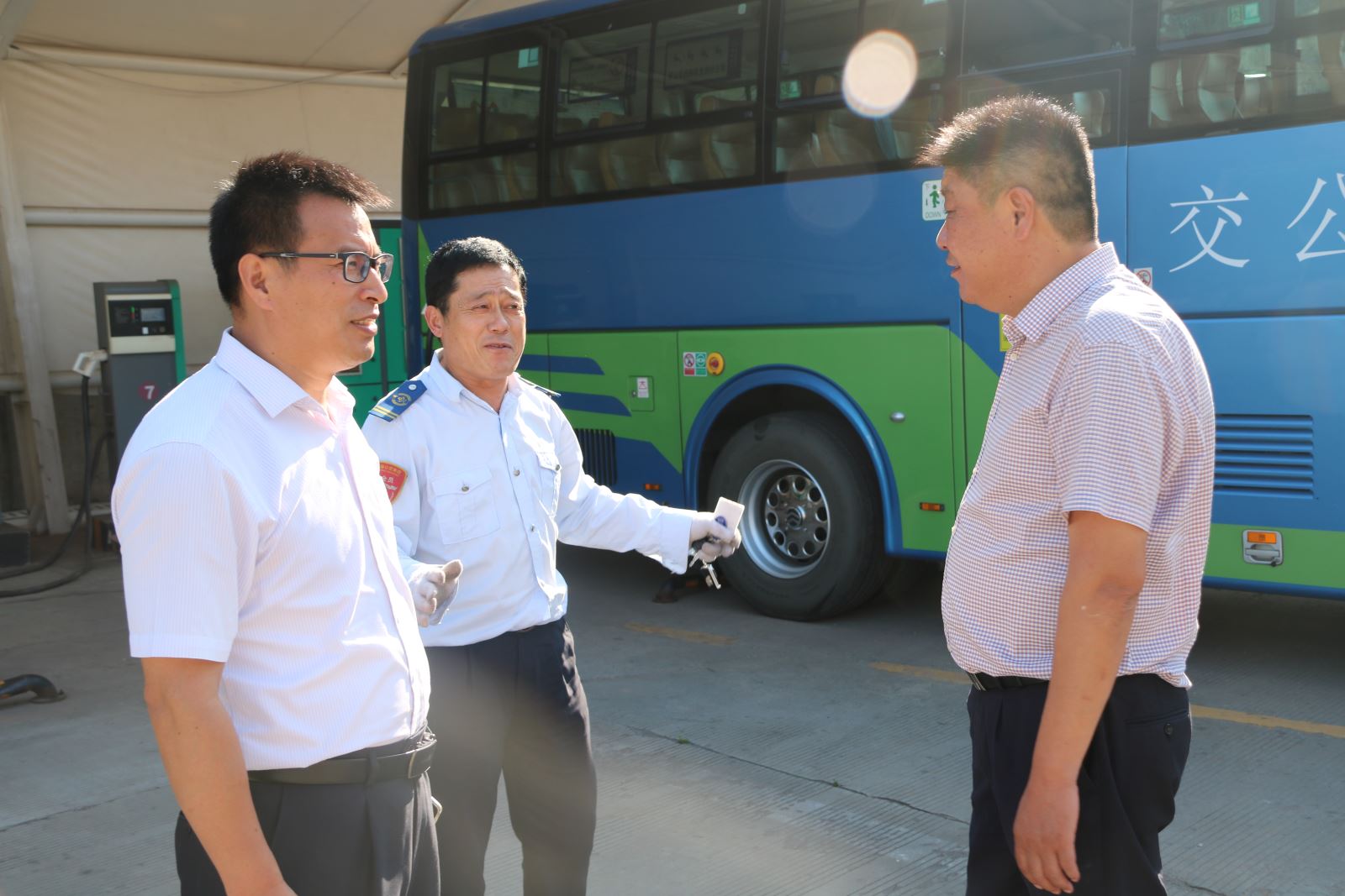公交集團(tuán)領(lǐng)導(dǎo)班子上路上線開展創(chuàng)文專項(xiàng)檢查