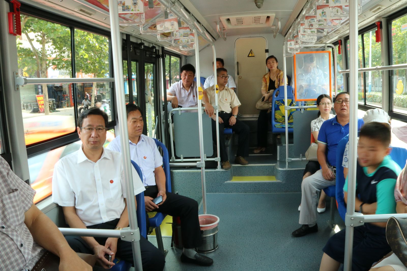 海通公交黨委深入開展“兩學一做”下基層征求意見活動