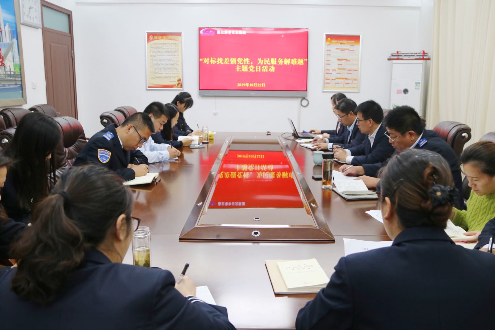 公交集團(tuán)機(jī)關(guān)黨總支開展“對(duì)標(biāo)找差強(qiáng)黨性，為民服務(wù)解難題”主題黨日活動(dòng)