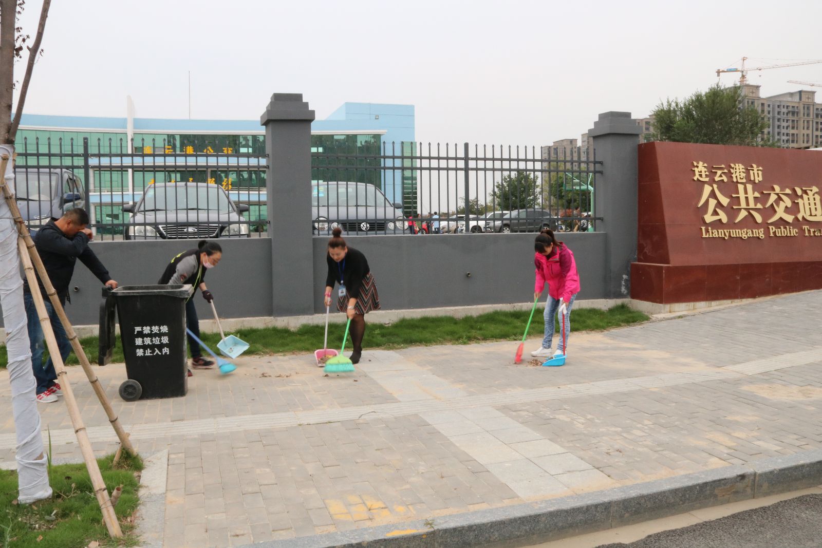 公交集團(tuán)組織開(kāi)展創(chuàng)衛(wèi)衛(wèi)生大掃除工作