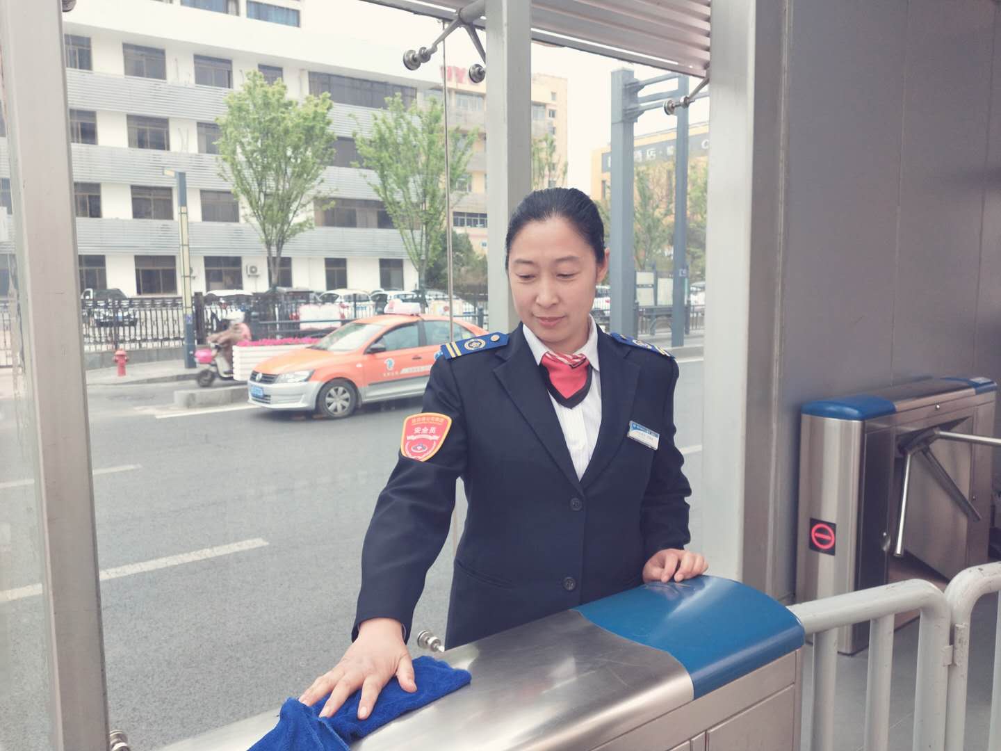 愛(ài)崗敬業(yè)的站務(wù)員