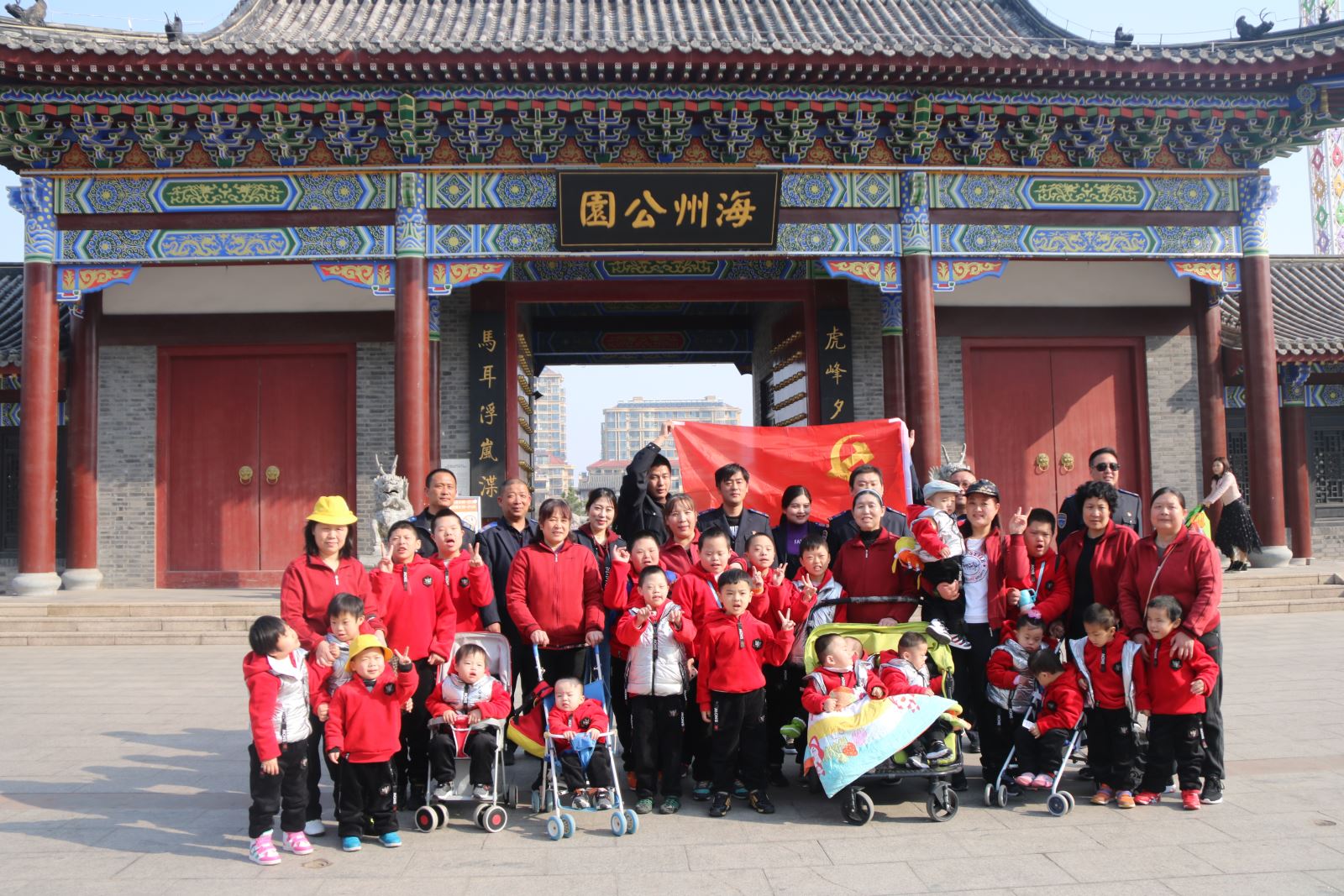 公交集團(tuán)快速公交事業(yè)部黨員走進(jìn)福利院開(kāi)展志愿服務(wù)