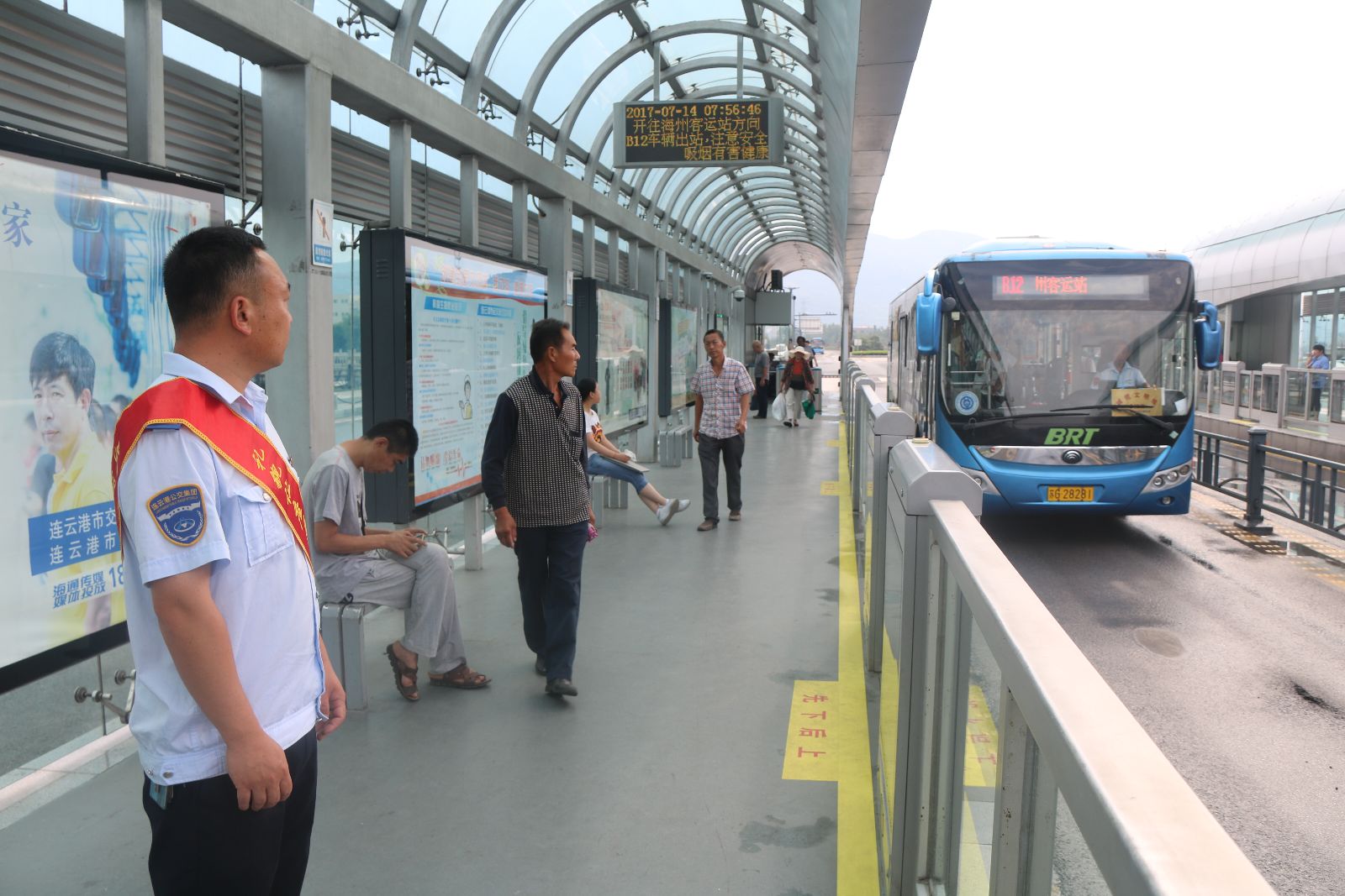 天氣入伏，創(chuàng)文不入伏 公交快速公司繼續(xù)做好創(chuàng)文站點值班工作