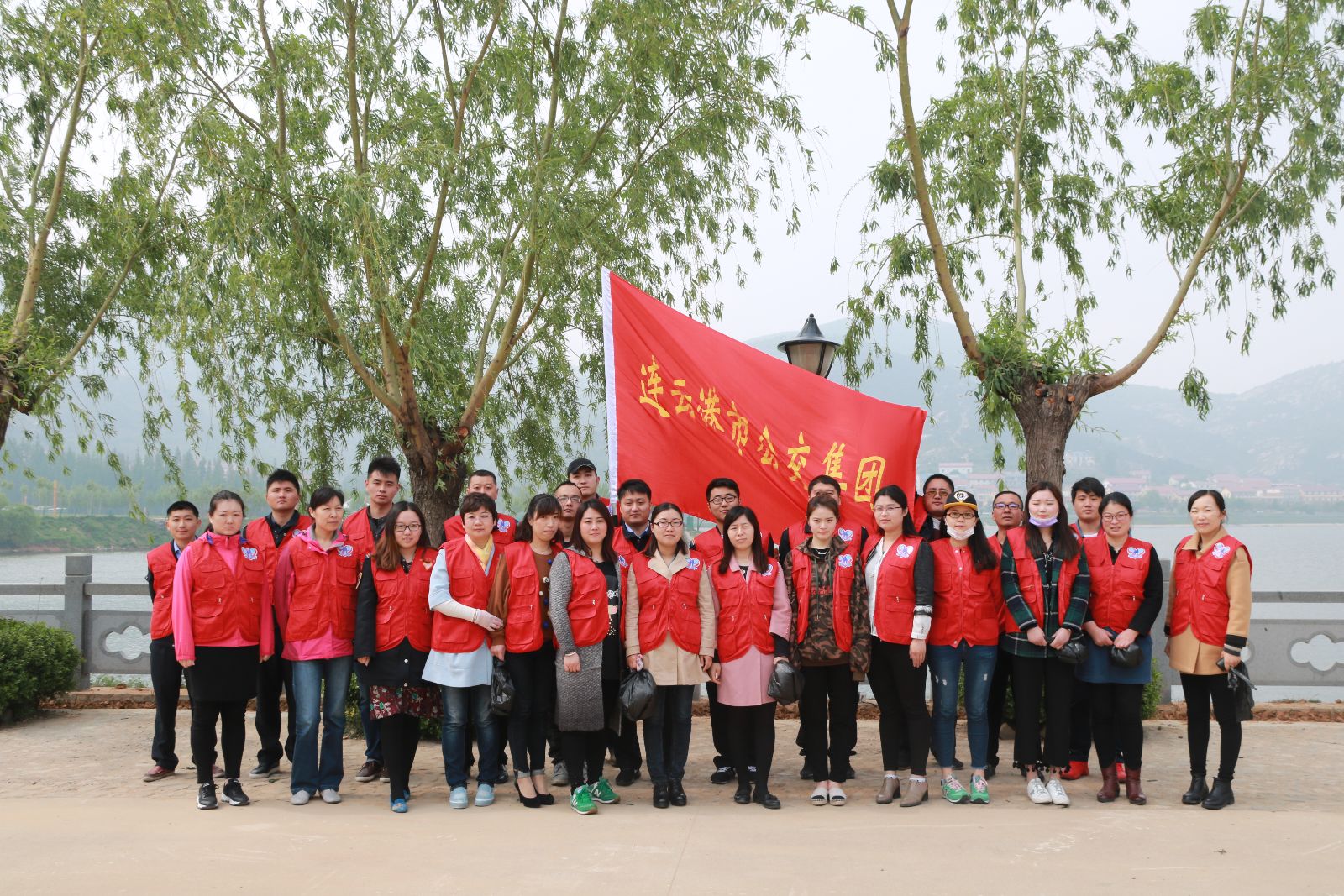 公交集團(tuán)組織開(kāi)展志愿環(huán)保活動(dòng)