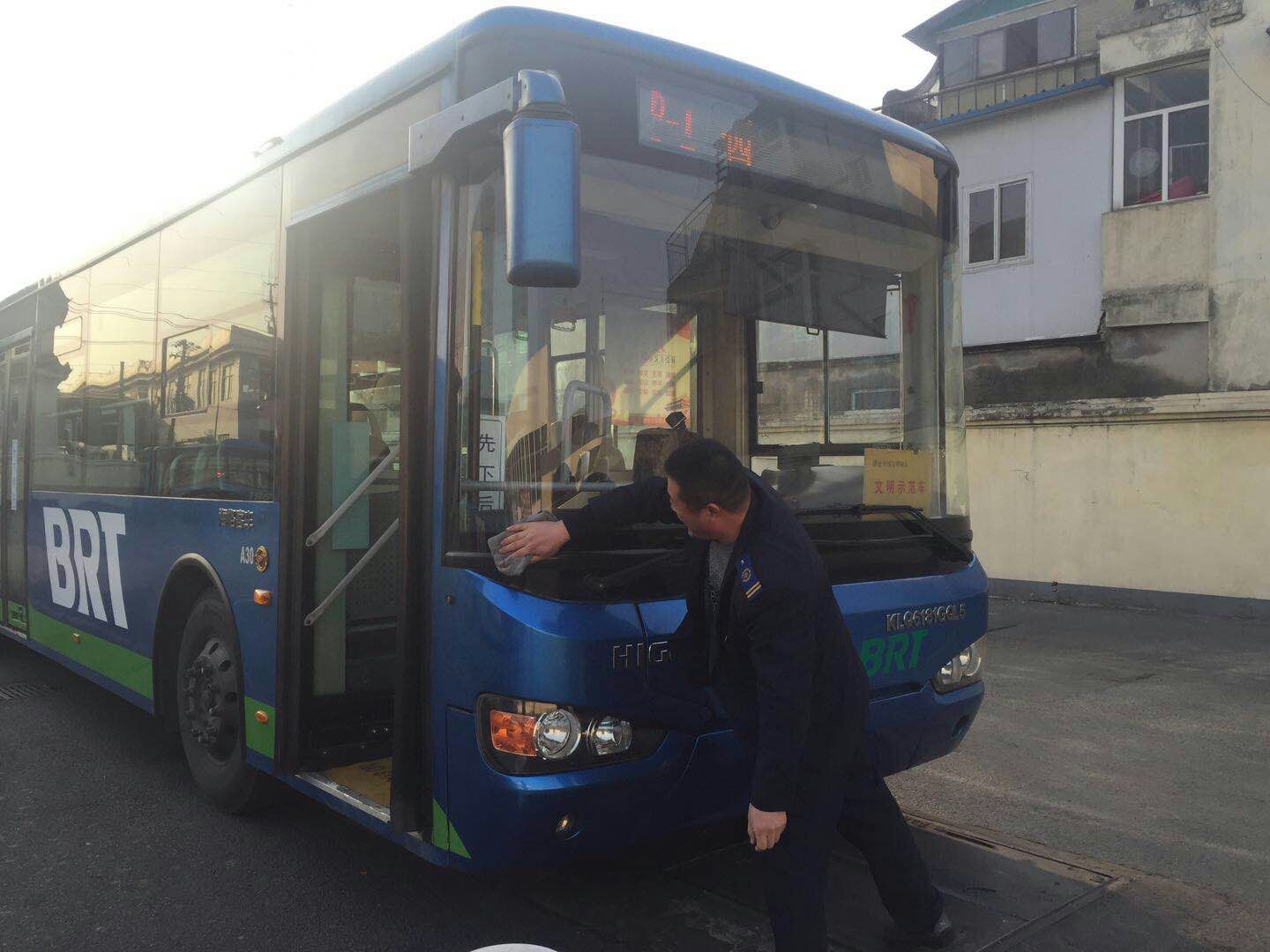 致元旦依然堅守崗位的您們----港城公交的守護(hù)神